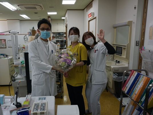 笑顔のスタッフと洗面台  