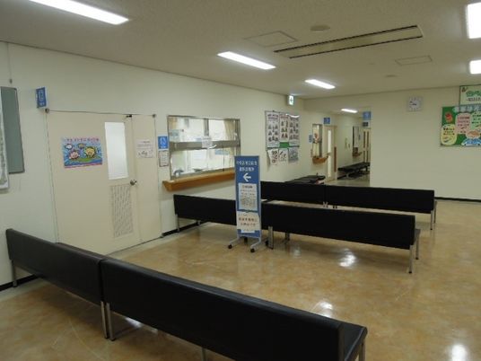 明るい待合廊下  