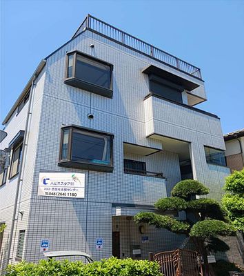 青い看板の建物外観