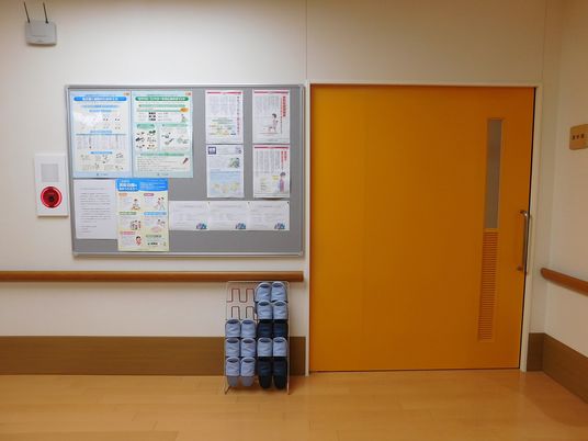 廊下の掲示板と扉  