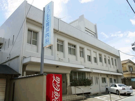 白い建物の外観  