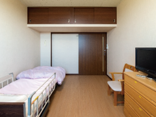 居室のベッドと机  
