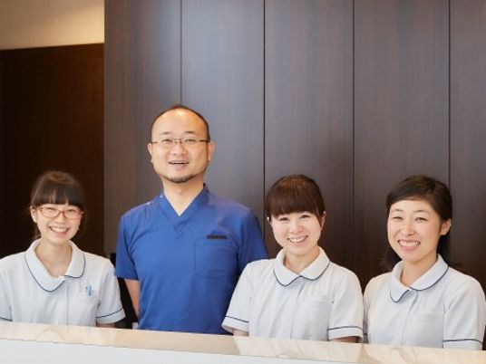 スタッフが並ぶ受付  