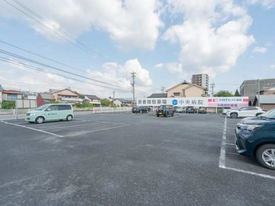 駐車場のある外観  
