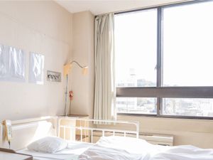 明るい居室のベッド  