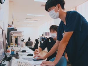 スタッフが作業する事務室  