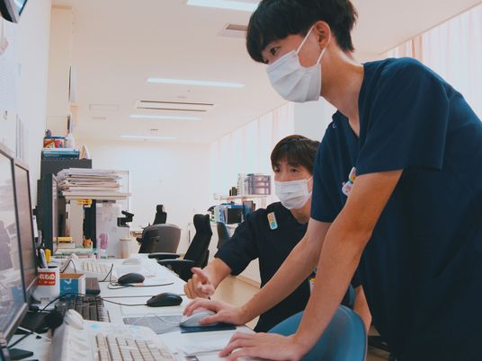 スタッフが作業する事務室  