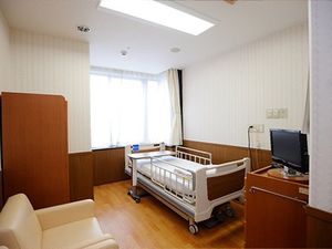明るい居室のベッド  