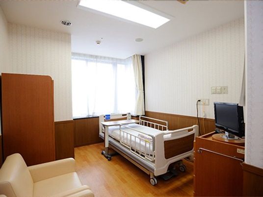 明るい居室のベッド  