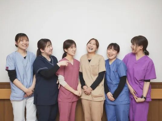 笑顔のスタッフが並ぶ様子 スタッフイメージ  