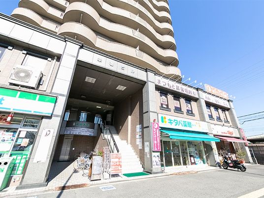 駅前の建物外観  