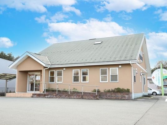 明るい外観の建物  