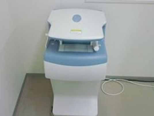 白い給茶機のある廊下  