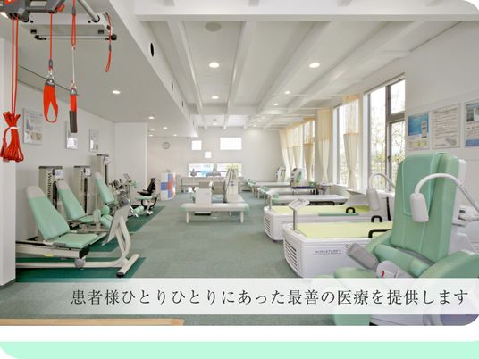 機能訓練室の器具が並ぶ空間  