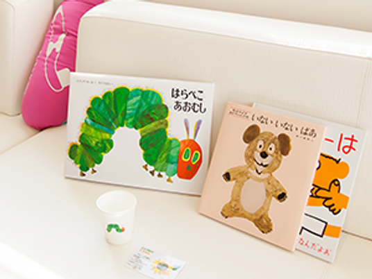 絵本を飾ったソファ前の一角  