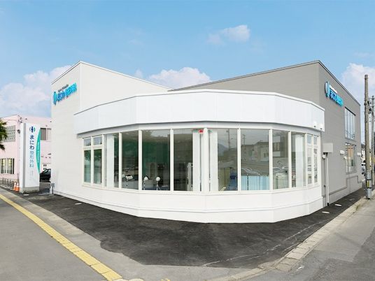 白い建物の外観  