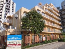 明るい外観の建物