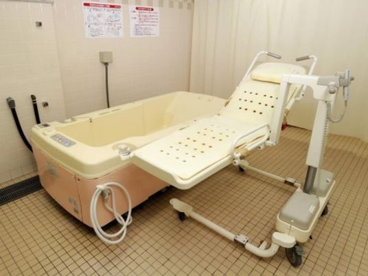 介助浴槽と機器