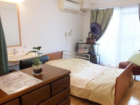 居室のベッドと洗面所