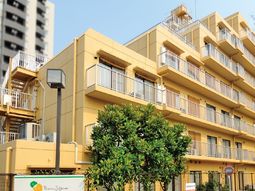 黄色い建物の外観