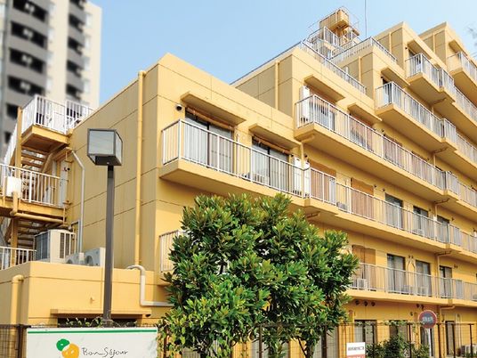 黄色い建物の外観