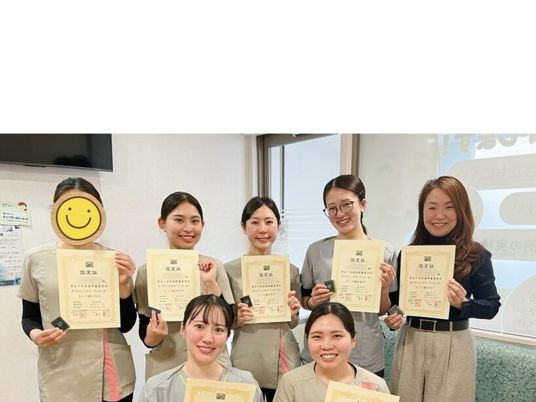 表彰状を持つスタッフの集合  