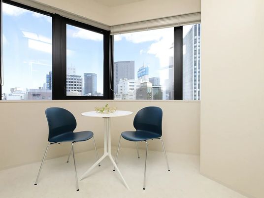窓際の休憩スペース  