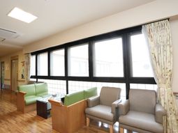 明るい空間の共用ラウンジ
