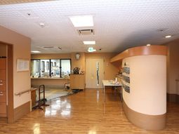 施設の居心地の良いロビー