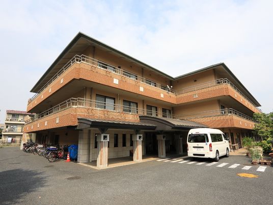 明るい外観の建物