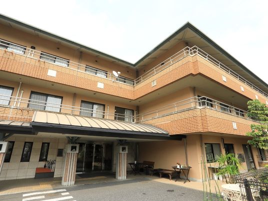 エントランス付き建物外観