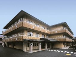 明るい外観の建物