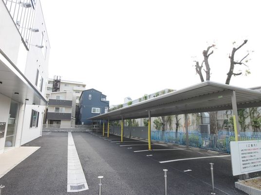 駐車場と建物の外観  
