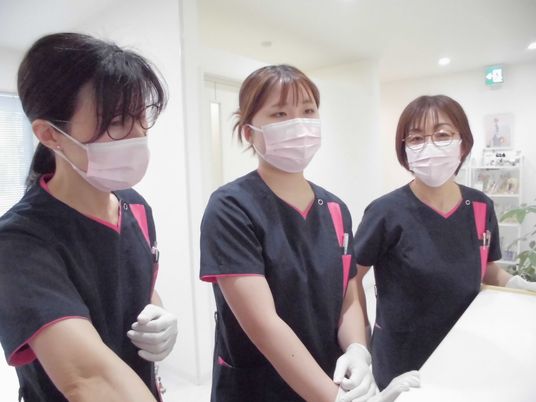 看護職員が並ぶ廊下  