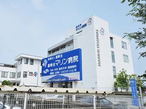 高層の白い建物
