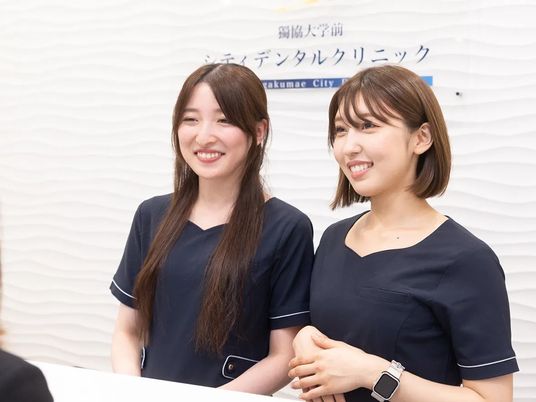 笑顔のスタッフ受付  