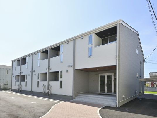 明るい外観の施設入口  