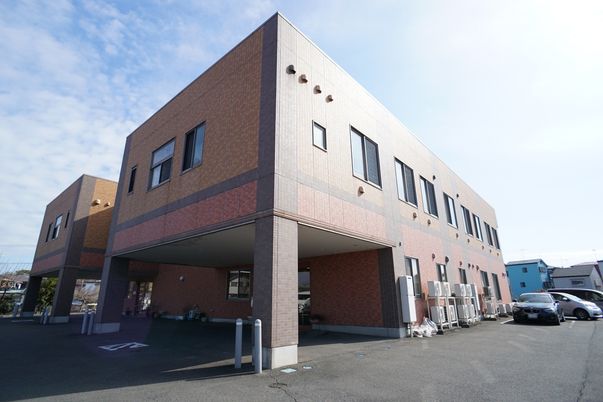 明るい日差しの外観