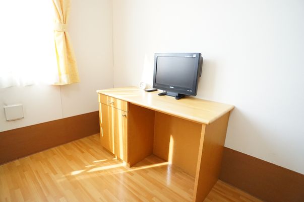 テレビと机のある居室