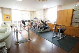 リハビリ用具が並ぶトレーニング室