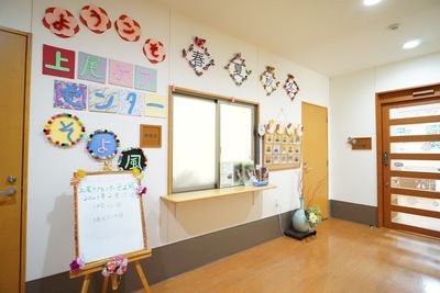 色鮮やかな装飾の受付エリア