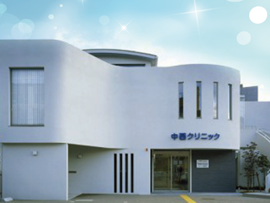 白い外観の建物  