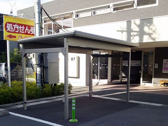 施設入口の外観  