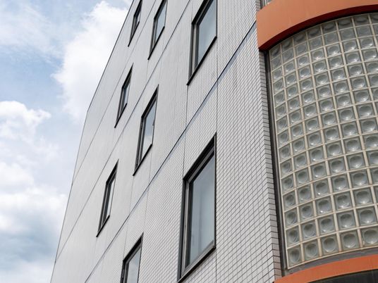 白い外壁の建物外観  