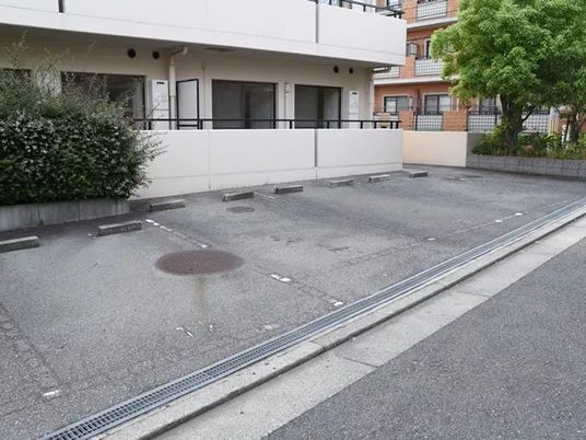 建物前の駐車場  