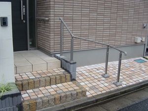 手すり付き玄関前の通路