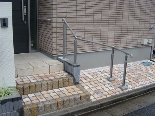 手すり付き玄関前の通路