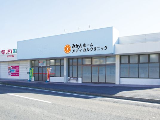 薬局のある建物外観  