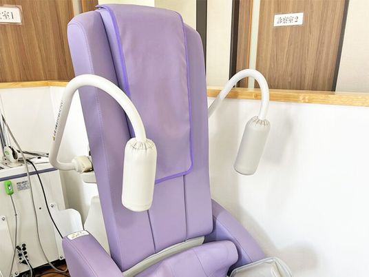 紫の機器がある訓練室  