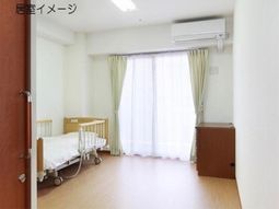 明るい居室の様子